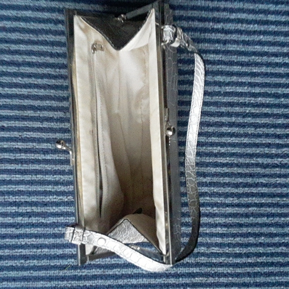 GUESS Croc-Embossed Patent Leather Purse/Handbag with Guess Signature Monogram - Picture 7 of 13